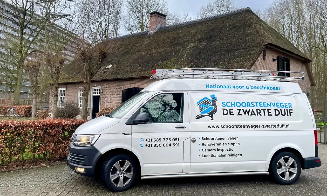 Bedrijfsbus van Schoorsteenveger De Zwarte Duif voor een woning