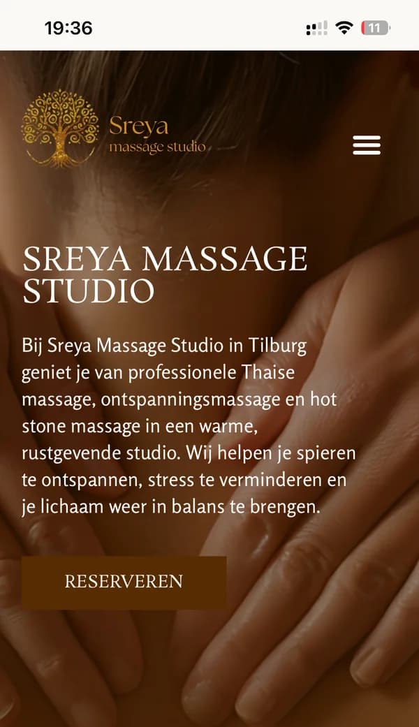 Homepage van Sreya Massage Studio op mobiel