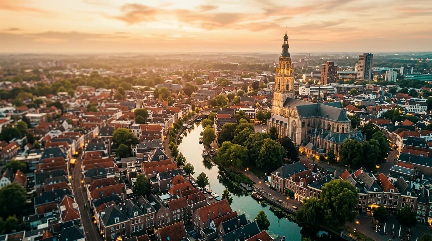 Panoramisch uitzicht over Breda, inclusief de Grote Kerk en Nieuwe Haven, perfect voor marketing in Breda.