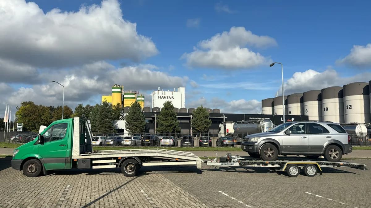 Takelwagen van Topsleepdienst met een auto op de laadvloer
